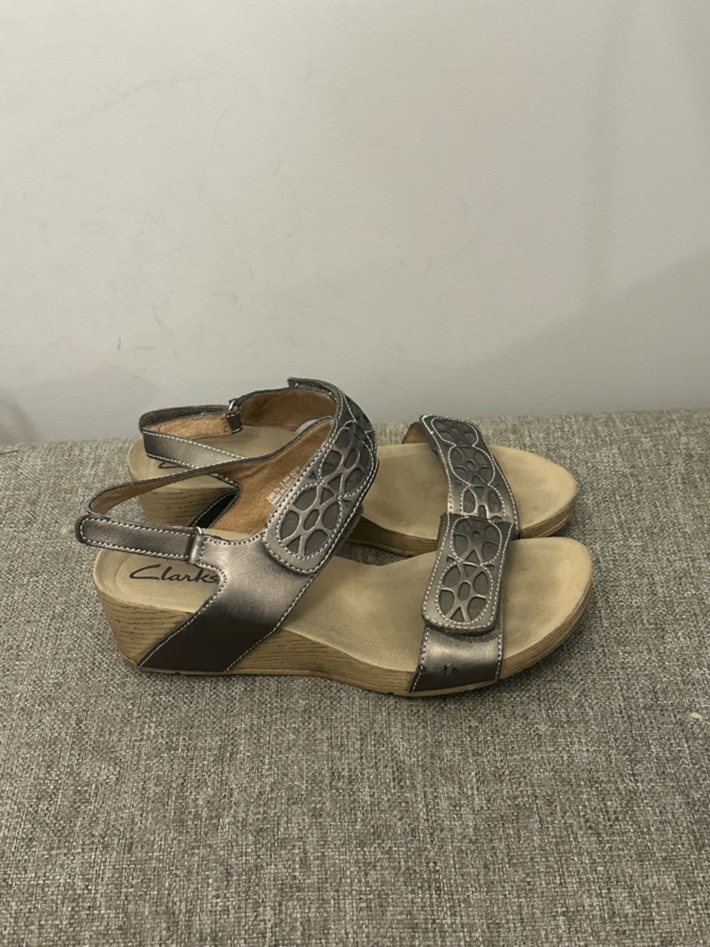 Clarks Bendables pewter slingback wedge sandals Bronze Metallic Size 8